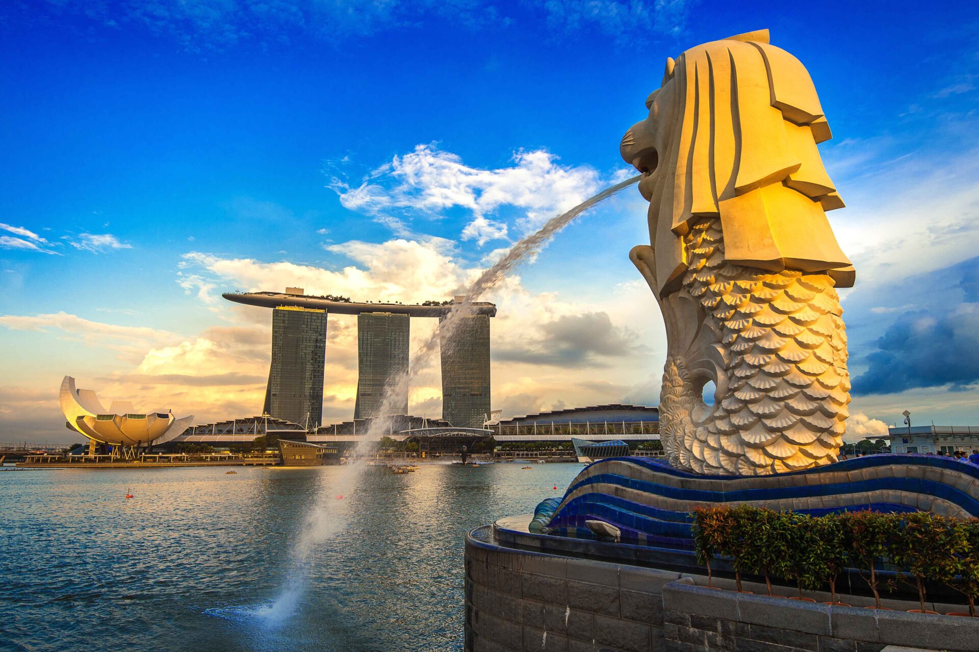 merlion-statue-cityscape-singapore-1